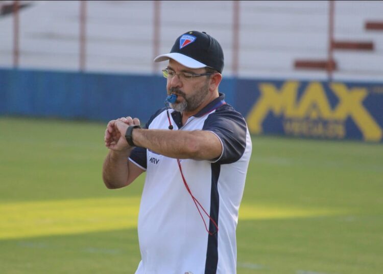 Nome no BID e pouco tempo para treinar; saiba como foi o primeiro dia de Enderson Moreira no Fortaleza