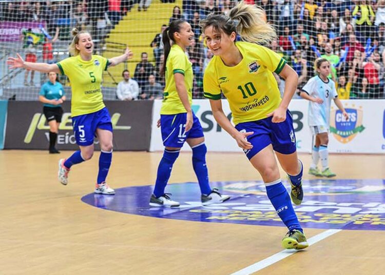 Cearense Amandinha é eleita melhor jogadora de futsal do mundo pela sétima vez