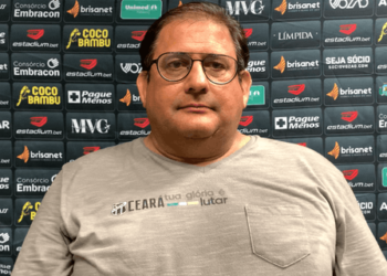 “Temos que ter os pés no chão”, prega Guto após vitória diante do Flamengo