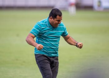 Floresta renova com técnico Leston Júnior