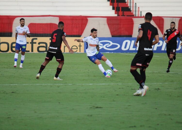 Fortaleza perde pênalti, tem jogador expulso e acaba derrotado pelo Atlético-GO