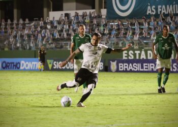 Goleada diVina: Ceará vence Goiás com grande atuação de Vinícius