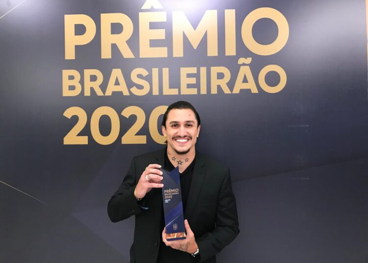 Vina recebe prêmio de melhor meio-campista e entra para Seleção do Brasileirão