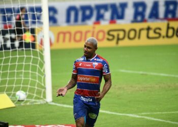 David celebra gol pelo Fortaleza e enaltece união do grupo de jogadores