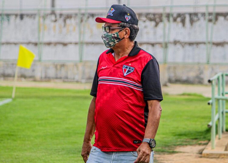 Francisco Diá celebra título invicto do Ferroviário na Taça Fares Lopes