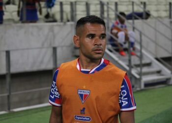 Fortaleza anuncia saídas de Ederson e Roger Carvalho; atacante Robson é oficializado