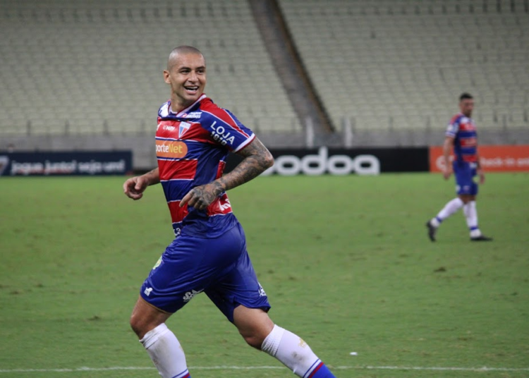 David celebra gol pelo Fortaleza e enaltece união do grupo de jogadores