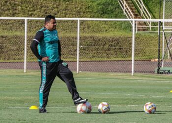 Técnico do Floresta lamenta derrota, mas fala em orgulho por campanha e acesso