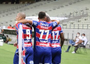 Fortaleza vence Coritiba com virada relâmpago e respira na briga contra o Z4