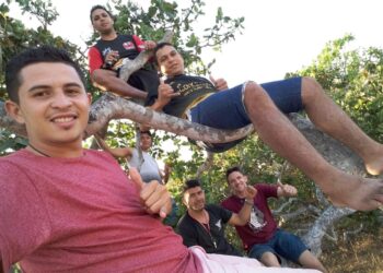 TV 100 Futuro: jovens do interior do Ceará fazem sucesso na internet transmitindo “futebol raiz”