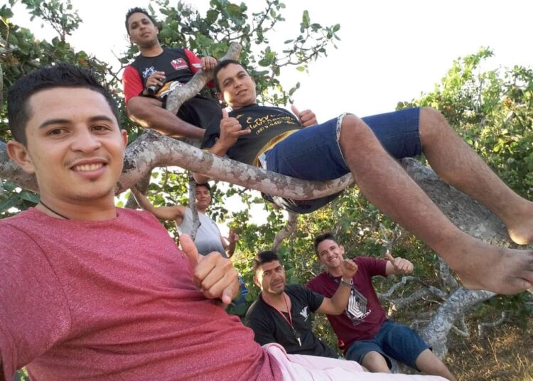 TV 100 Futuro: jovens do interior do Ceará fazem sucesso na internet transmitindo “futebol raiz”