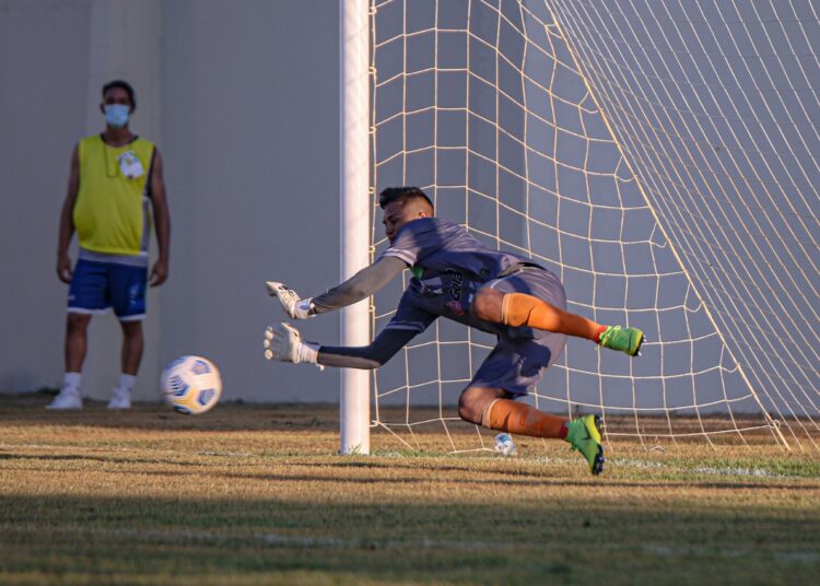 Goleiro pega quatro pênaltis e classifica Floresta na Copa do Brasil Sub-20