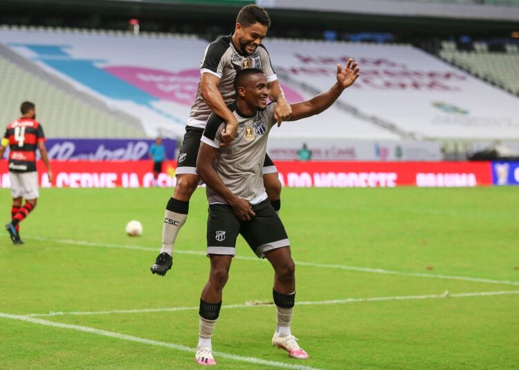 Saulo Mineiro marca duas vezes e Ceará supera Vitória na Arena Castelão