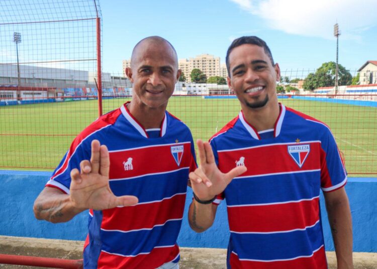 Ao lado de Rinaldo, Yago Pikachu é apresentado pelo Fortaleza no Pici