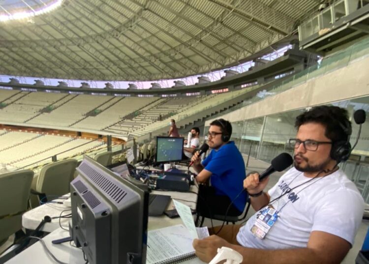 Narrador Kaio Cézar canta durante comemoração de gol do Ceará e momento viraliza na internet