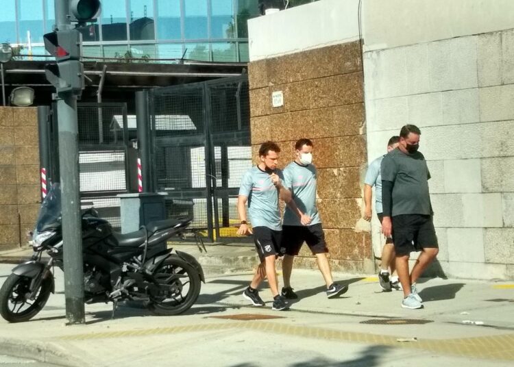 Membros da delegação do Ceará são vistos fora do hotel; clube diz que Conmebol foi avisada