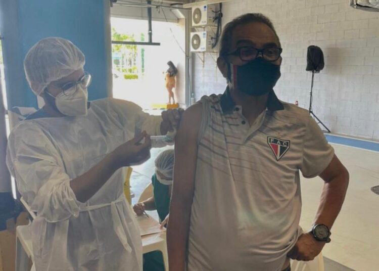 Técnico do Ferroviário, Francisco Diá recebe primeira dose da vacina contra Covid-19