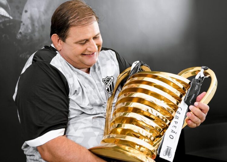 Guto Ferreira tem dia de modelo em lançamento de novas camisas do Ceará; veja as fotos