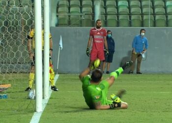 Ferroviário tem gol legítimo invalidado nos pênaltis e acaba eliminado pelo América/MG