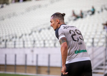 Fechados com Vina: torcida do Ceará demonstra apoio ao Meia após pênalti perdido