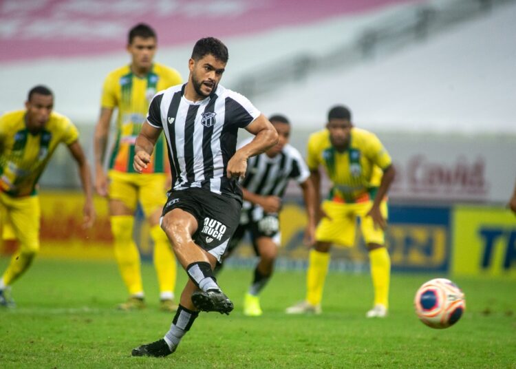 Felipe Baxola marca de pênalti e Ceará empata com Pacajus na Arena Castelão