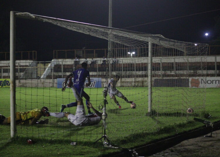 Na estreia de Vojvoda, Fortaleza goleia Crato em jogo marcado por forte chuva e falta de energia
