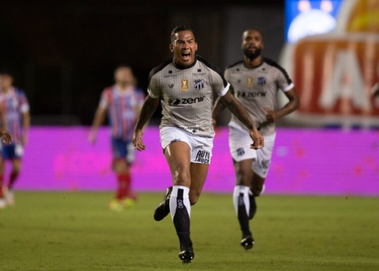 Emocionado, Jael celebra gol de falta que garantiu vitória do Ceará diante do Bahia