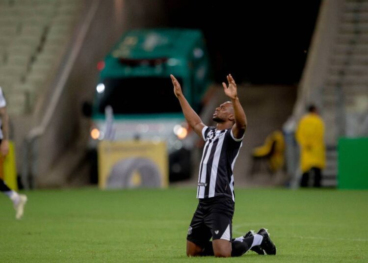 Luiz Otávio tranquiliza torcida do Ceará após se machucar no Clássico-Rei: “Nada de mais grave”