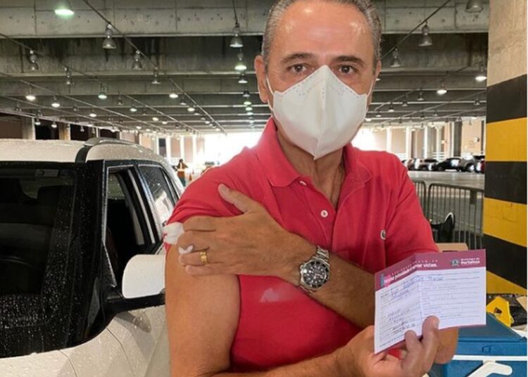 Narrador Luís Roberto é vacinado contra a Covid-19 em Fortaleza: “vacina salva vidas”