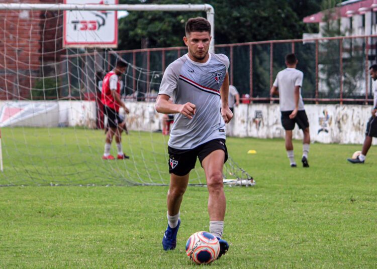Recuperado de lesão, Felipe Macena tem contrato renovado pelo Ferroviário