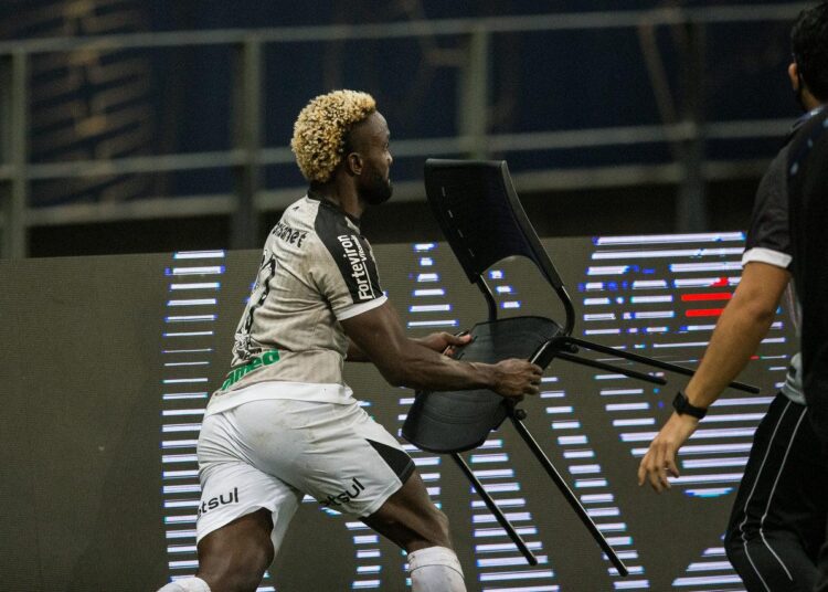 Árbitro expulsa cinco em Ceará x Bahia e coloca tentativa de agressão com cadeira na súmula