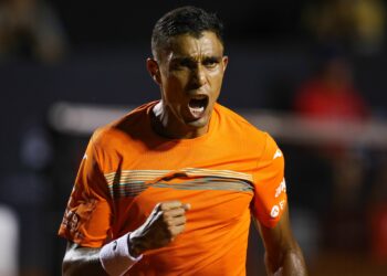 Aniversariante do dia, cearense Thiago Monteiro vence na estreia em Roland Garros