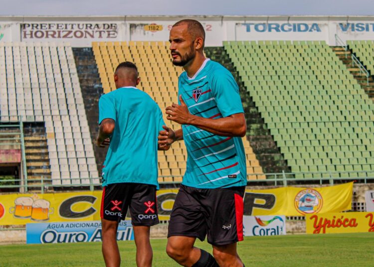 Autor de gol contra o Crato, zagueiro Vitão alerta para maratona de jogos do Ferroviário no Cearense
