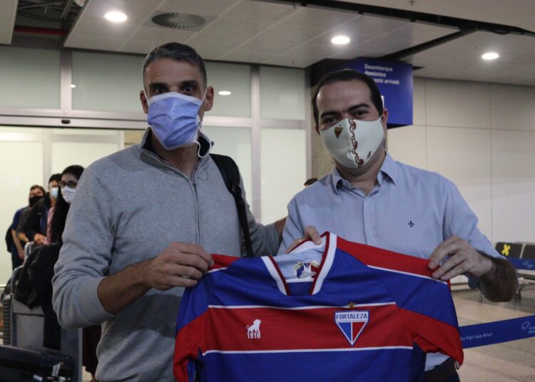 Juan Pablo Vojvoda desembarca em Fortaleza e comanda treino nesta segunda-feira (10)