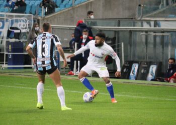 Em jogo com dois pênaltis perdidos, Grêmio e Fortaleza ficam no 0x0 em Porto Alegre