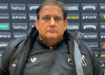 Guto Ferreira explica Vina começando no banco e valoriza empate contra a Chapecoense