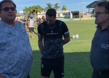 Ao lado de Guto e Vina, Robinson de Castro rebate críticos: “muita conversa, informação desencontrada e fofoca”