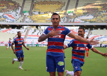 Fortaleza aplica goleada histórica no Internacional e assume liderança do Brasileirão