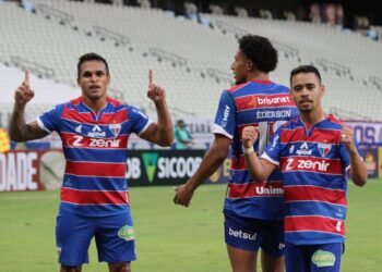 Com um a menos, Fortaleza vira pra cima da Chapecoense e volta a vencer na Série A