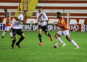 Tombense domina, vence por 3 a 0 e impõe primeira derrota do Ferroviário na Série C