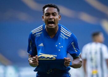 Após anúncio de Erick, Ceará oficializa contratação do atacante Airton