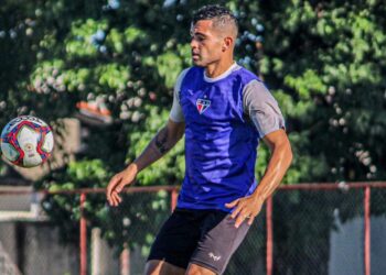 Zagueiro Richardson comemora bom momento da defesa Coral e rodada sem desgaste de viagem