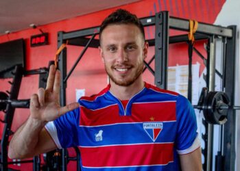 Ángelo Henríquez desembarca na capital e visita Centro de Excelência do Fortaleza