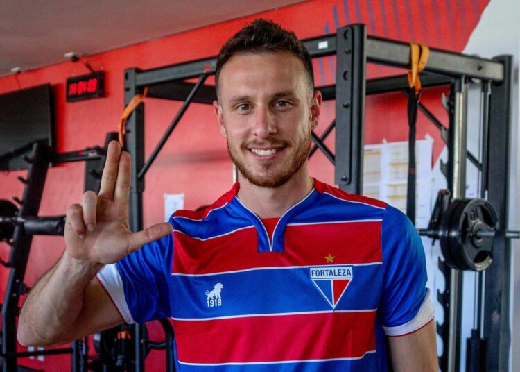 Ángelo Henríquez desembarca na capital e visita Centro de Excelência do Fortaleza