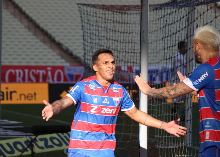 Com gol de Robson, Fortaleza vence confronto direto contra o Bragantino e derruba último invicto