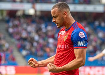 Ex-Ceará, Artur Cabral marca golaço de bicicleta em jogo da Europa Conference League