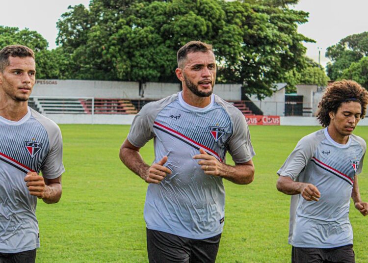 De volta ao Ferrão, Cariús elogia companheiros de posição e rejeita titularidade absoluta