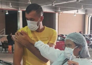 Edson Cariús é vacinado contra a Covid-19: “Gratidão por esse momento”