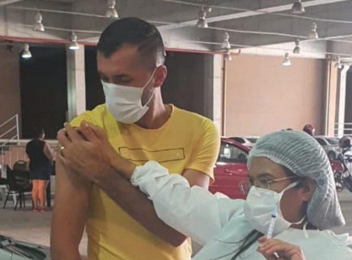 Edson Cariús é vacinado contra a Covid-19: “Gratidão por esse momento”