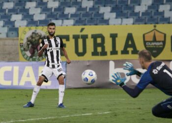 Árbitra Edina Alves faz retificação em súmula e confirma cartão para Jorginho contra o Cuiabá